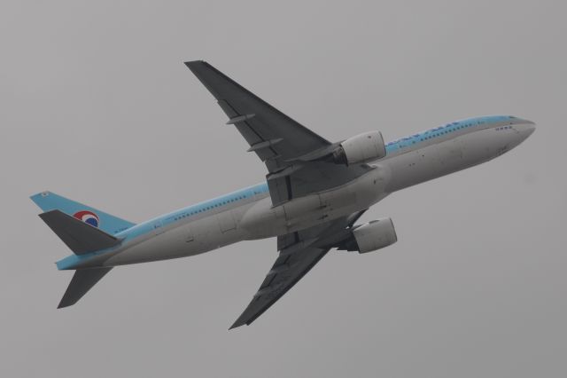 Boeing 777-200 (HL7530) - Departing in the rain. Runway 28-C