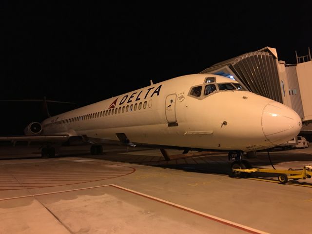 McDonnell Douglas MD-88 (N903DE)