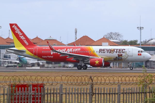 Airbus A320 (VN-A672) - Sticker "Revotec"
