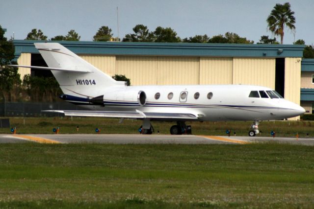 Dassault Falcon 20 (HI1014) - Lining up to depart rwy 9 on 28-Nov-17.