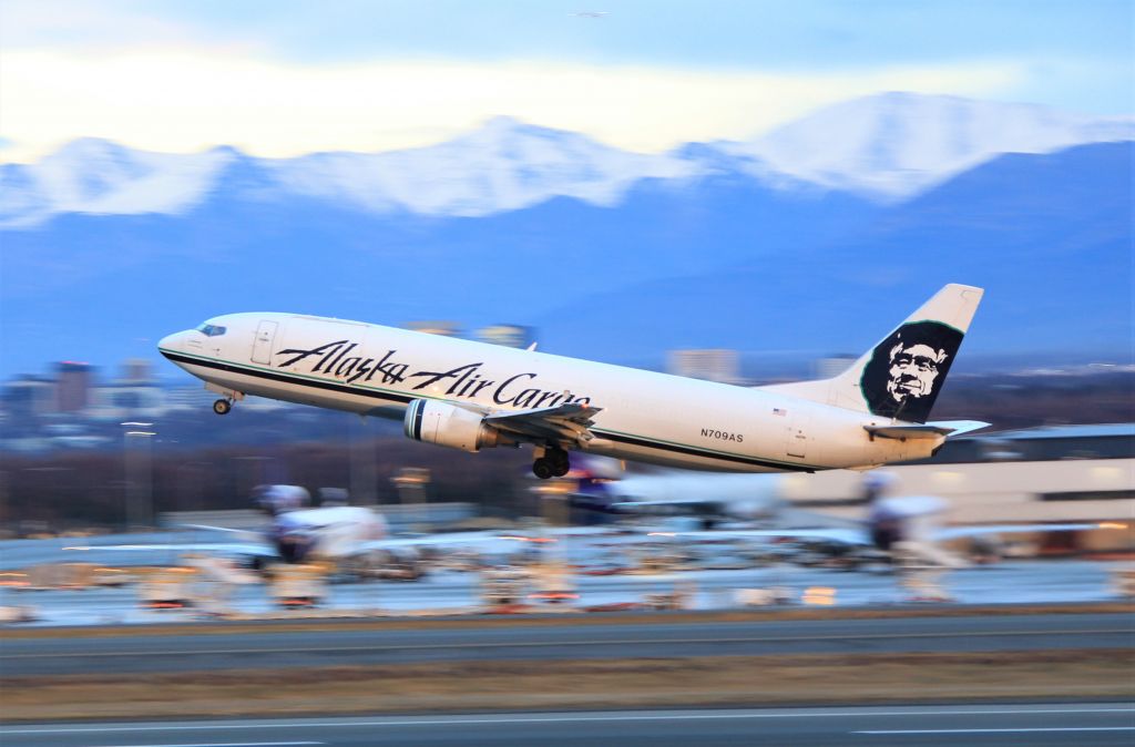 BOEING 737-400 (N709AS)