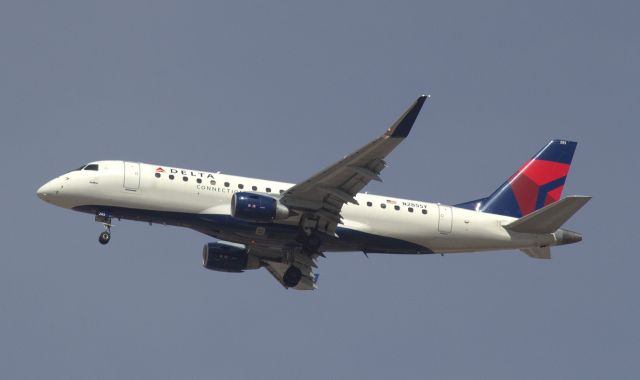 Embraer 175 (N285SY)