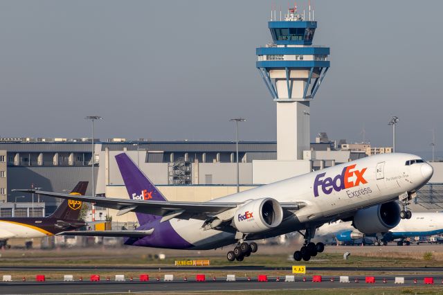 BOEING 777-200LR (N855FD) - rocking out of cologne at runway 06