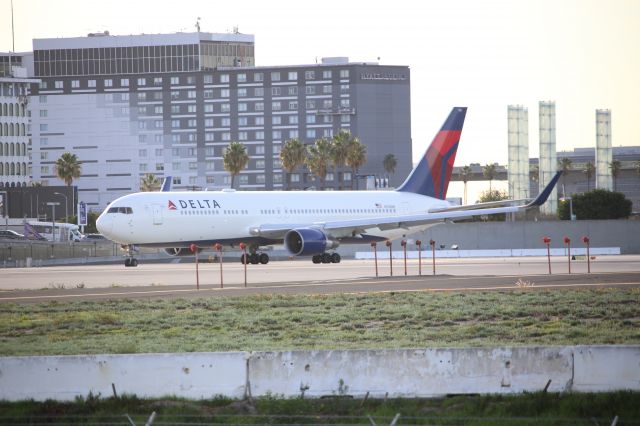 BOEING 767-300 (N176DN)