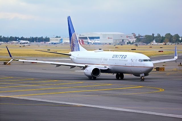 Boeing 737-800 (N26215)