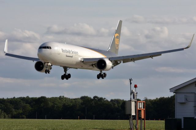 N324UP — - UPS 767F arriving 6L from KSDF