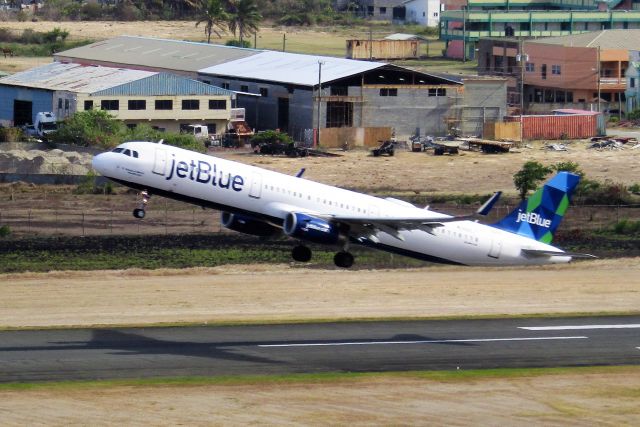 Airbus A321 (N980JT)