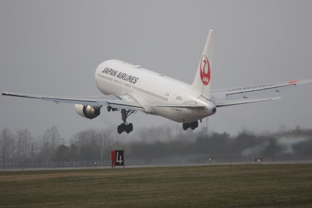 BOEING 767-300 (JA656J) - 18 Aril 2015: