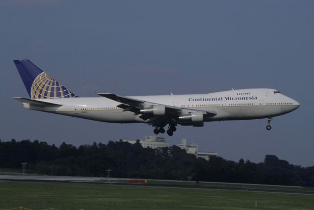 Boeing 747-200 (N78019) - Short Final at Narita Intl Airport Rwy16R on 1998/09/05