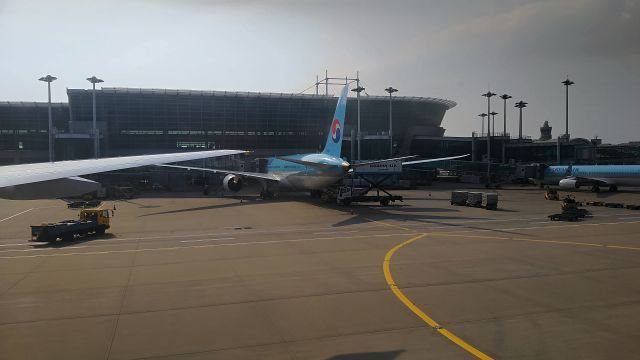 Boeing 787-9 Dreamliner (HL8081) - Korean Air`s first Boeing 787 at RKSI about 6 months after delivery on September 30th, 2017. Taken from HL7598 while being pushed back for departure to Zurich as KE917