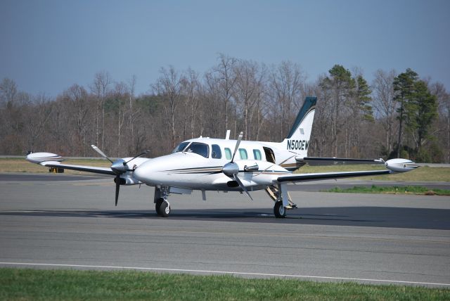 Piper Cheyenne 2 (N500EW) - Just arrived in from runway 20 - 3/18/09