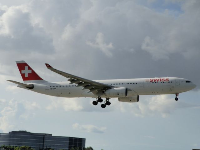 Airbus A330-300 (HB-JHA)