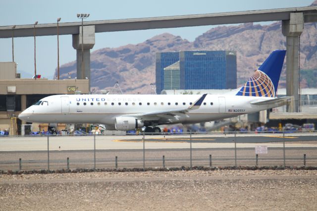 EMBRAER 175 (long wing) (N205SY)