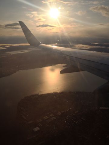 Boeing 737-700 (N711SY) - Beginning our approach into Seattle.