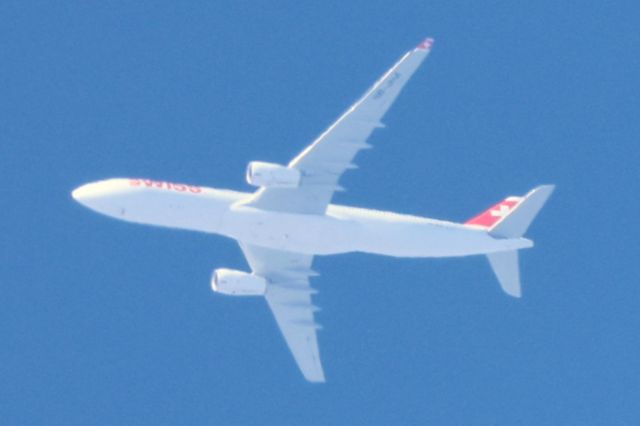Airbus A330-300 (HB-JHA) - HB-JHA Airbus A-330 343 X SWISS LX8 De Zurich ZRH. Vers Chicago ORD. Altitude 11992 Mètres. Vitesse 840 KM/H. Survolant la ville de Lavaltrie QC. Le 21-03-2025 à 16:23