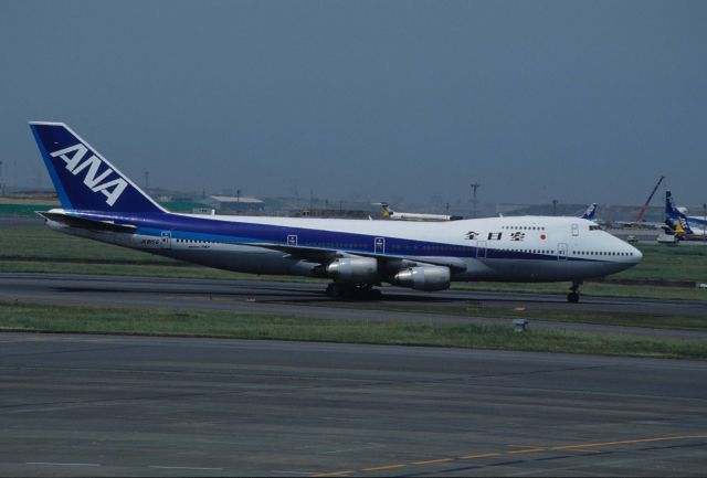 BOEING 747SR (JA8156) - Taxing at Tokyo-Haneda Intl Airport on 1995/06/11