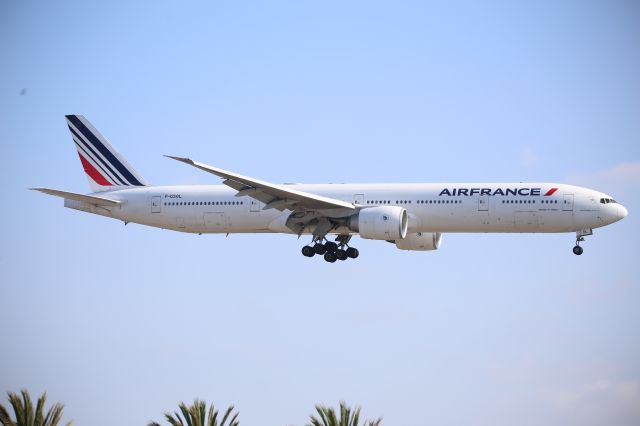 BOEING 777-300ER (F-GSQL)