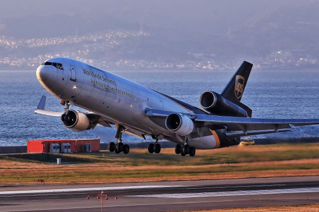 Boeing MD-11 (N285UP) - UPS MD11 is so cute!!