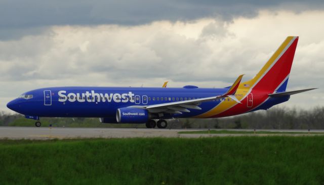 Boeing 737-800 (N8576Z) - Southwest 737-800 on the takeoff roll