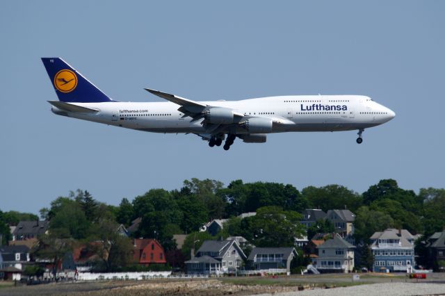 BOEING 747-8 (D-ABYC) - DLH 422 arriving on 22L from Frankfurt