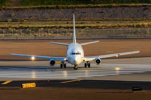 Boeing 737-200 (N467TW) - An Ameristar 737-200 taxiing at PHX on 2/19/23. Taken with a Canon T7 and Tamron 70-200 G2 lens.