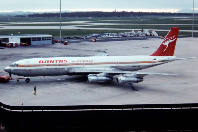 VH-EAE — - QANTAS - BOEING 707-338C - REG : VH-EAE (CN 19625/693) - TULLAMARINE MELBOURNE VIC. AUSTRALIA - YMML 15/9/1976 35 MM SLIDE CONVERSION USING A LIGHTBOX AND A NIKON L810 DIGITAL CAMERA IN THE MACRO MODE.