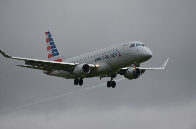 Embraer 170/175 (N422YX)