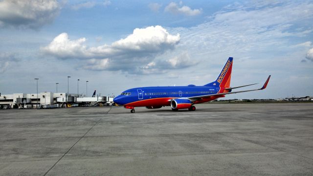 Boeing 737-700 (N961WN) - Southwest taxing to the gate