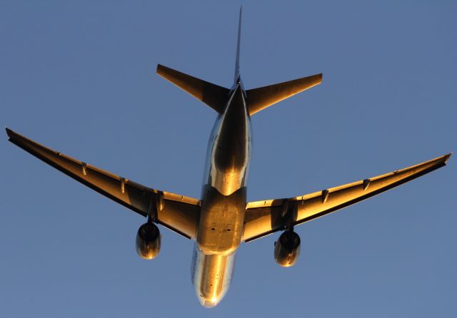 Boeing 777-200 — - An American Airlines B777-200ER catches the last rays of sun.