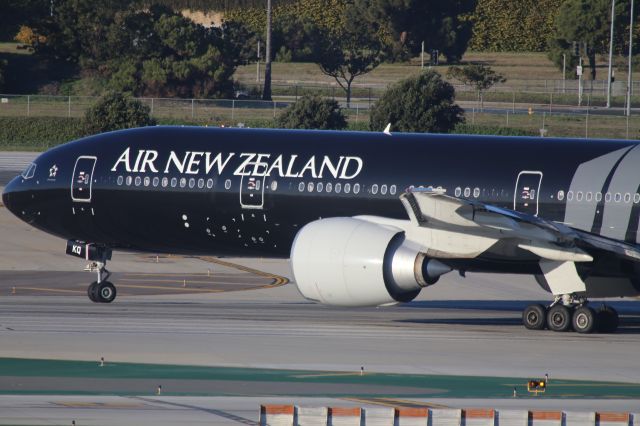 BOEING 777-300ER (ZK-OKQ)