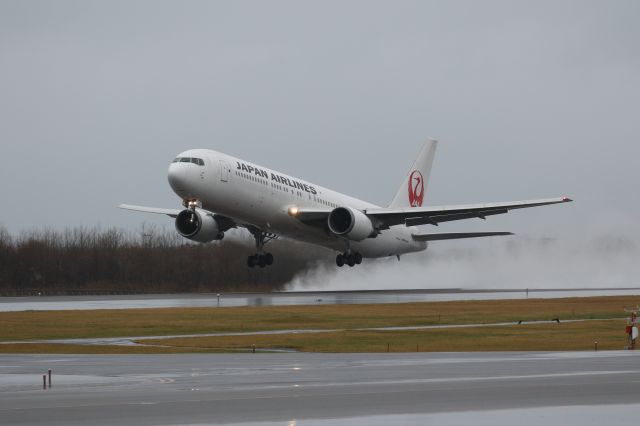 BOEING 767-300 (JA654J) - 15 November 2015:HKD-HND.