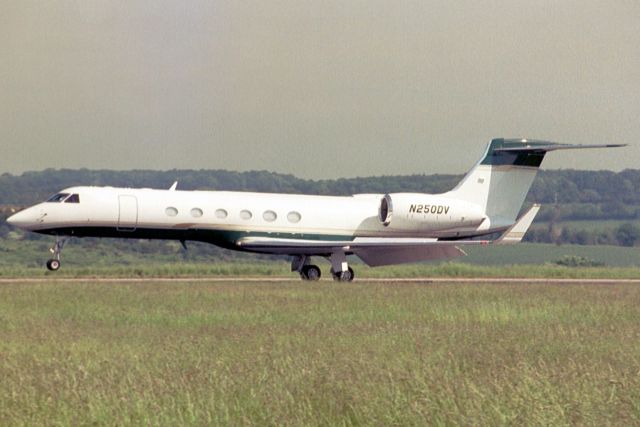 Gulfstream Aerospace Gulfstream V (N250DV) - Touching down on rwy 26 on 8-Jun-04.  Reregistered N525AC, N523AG 20-Sep-13 and N721MC 4-Jul-14.