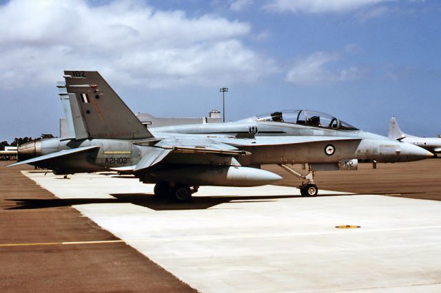 A21102 — - AUSTRALIA - AIR FORCE - MCDONNELL DOUGLAS F/A-18B HORNET - REG : A21-102 (CN 0214/ATF102) - EDINBURGH RAAF BASE ADELAIDE SA. AUSTRALIA - YPED 12/11/1995