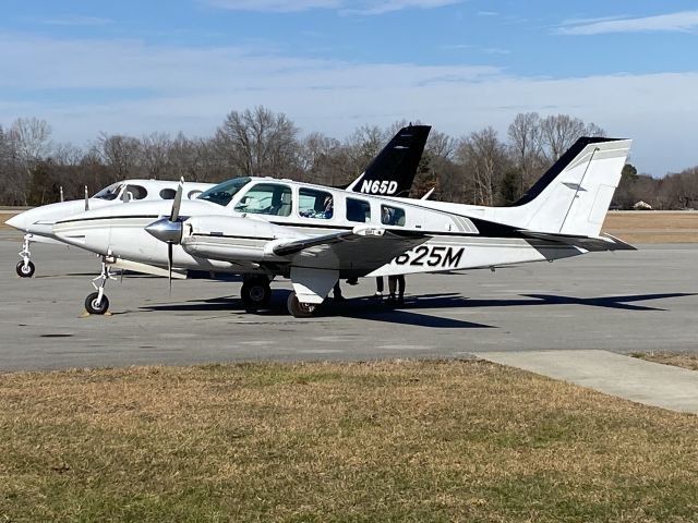 Beechcraft Baron (58) (N625M) - Date Taken: December 26, 2021