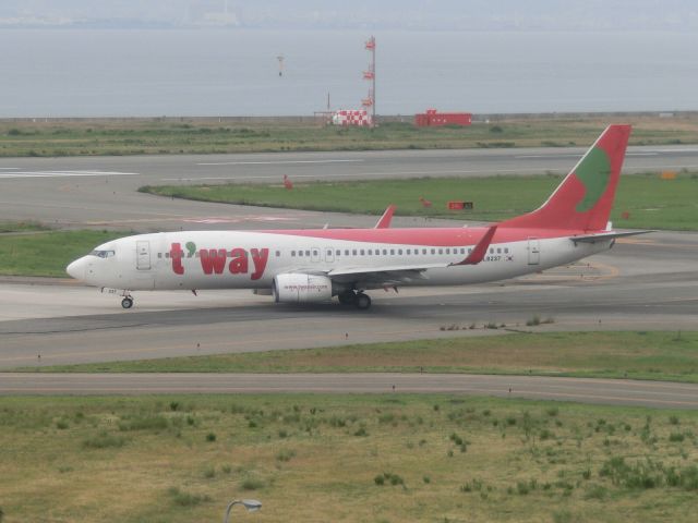 Boeing 737-700 (HL8237)