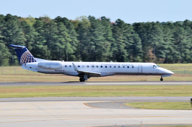 Embraer ERJ-145 (N12142)