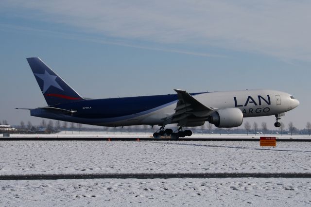 Boeing 777-200 (N774LA)