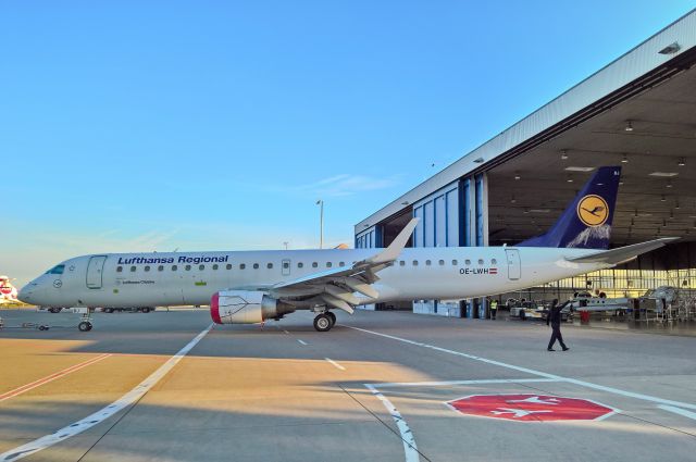 Embraer ERJ-190 (OE-LWH) - Ex D-AEBJ