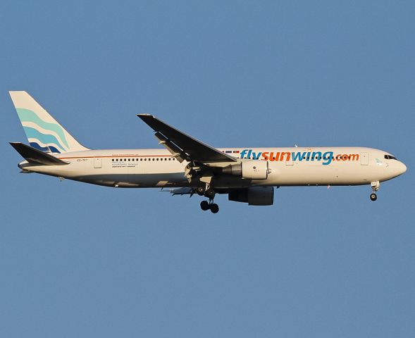 BOEING 767-300 (CS-TFT) - Landing at the YYZ.