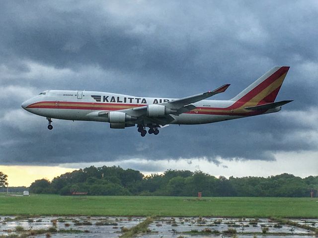 Boeing 747-400 (N741CK) - Kalitta arriving in TPA.