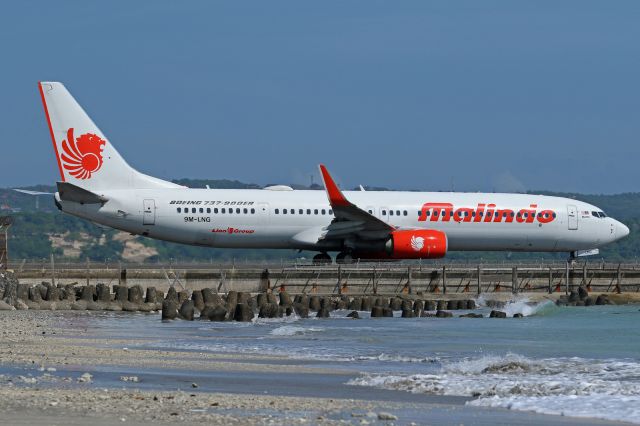 Boeing 737-700 (9M-LNG)