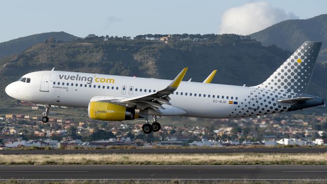 — — - 6883 EC-MJB Airbus A320-232(WL)br / Vueling