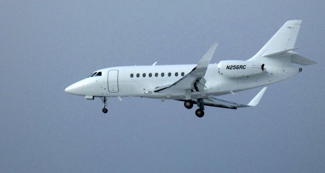 Dassault Falcon 2000 (N256RC) - On short final is this 2021 Dassault Falcon 2000EX in the Winter of 2021.