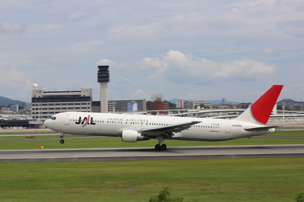 BOEING 767-300 (JA8268)