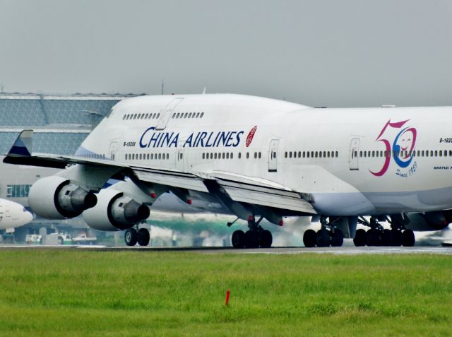 Boeing 747-400 (B-18208)