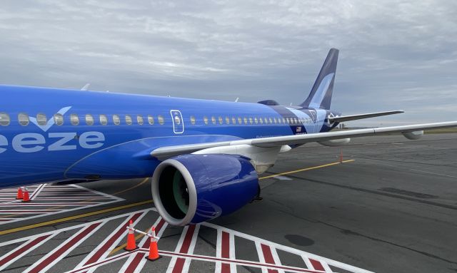 Airbus A220-300 (N233BZ)