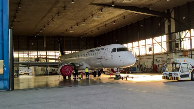 Embraer ERJ-190 (OE-LWH) - D-AEBJ