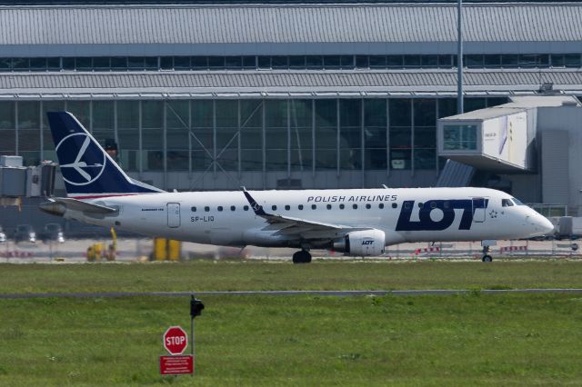 Embraer 175 (SP-LIQ) - EPWA SPOTTING