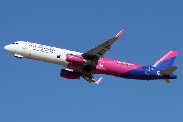 Airbus A321 (HA-LXQ) - 17/12/2022:br /Flight to Cluj-Napoka (CLJ), Romania, after T/O from runway 26.