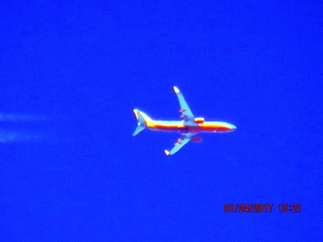 Boeing 737-800 (N8329B)